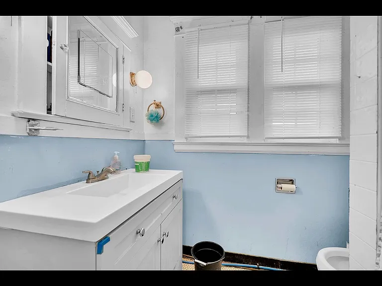 125 Winspear Ave — Photo 9