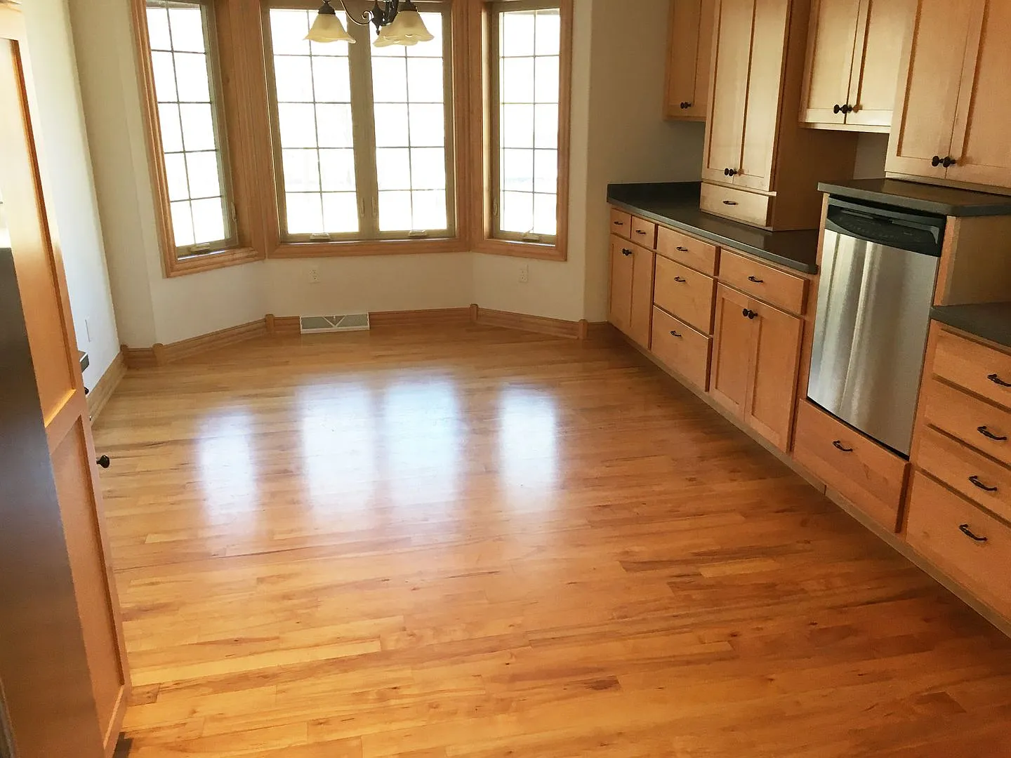 Executive 3-Bedroom (plus bonus room) 3 1/2 Bath Home Near Aspirus Wausau Hospital — Photo 3