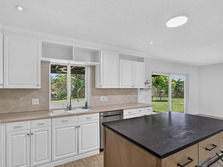6410 NW 34th Ave — Photo 21
