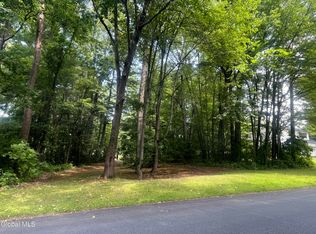 25 Teakwood Dr, Clifton Park, NY 12065