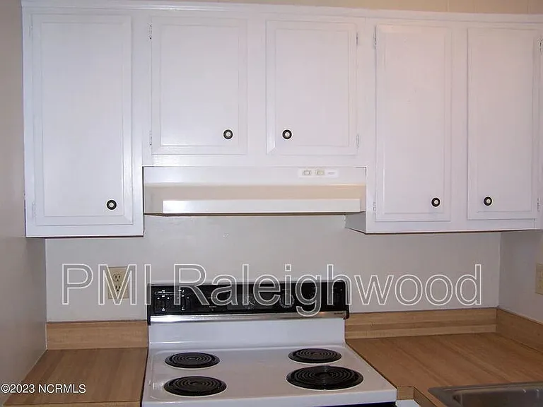 220 Foxkroft Dr — Photo 6