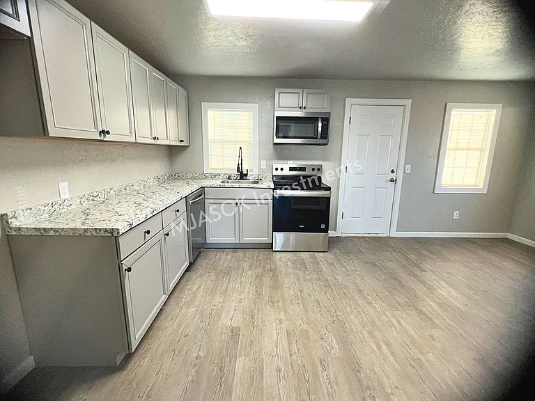 2308 NW 20th St — Photo 2