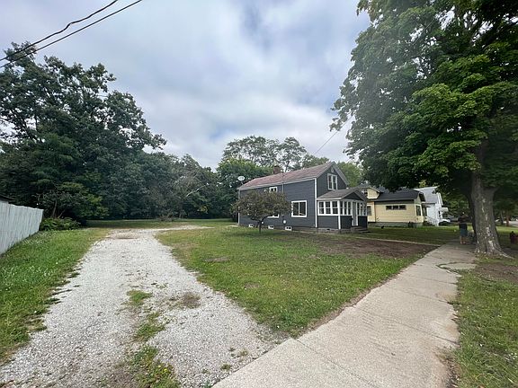 4th image of 590 Oak Ave
