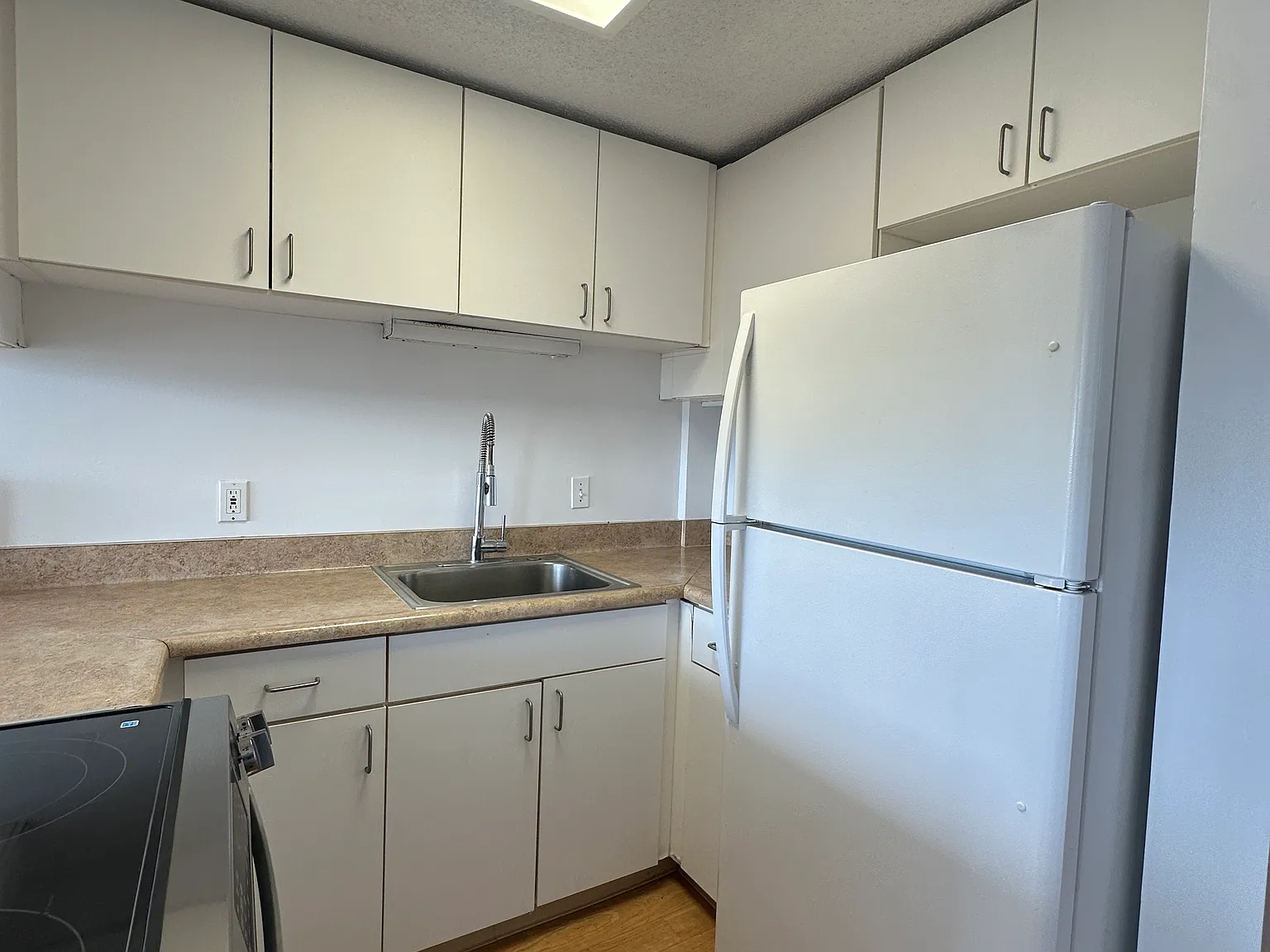 2 bed, 594 sqft, $2,300 — Photo 3