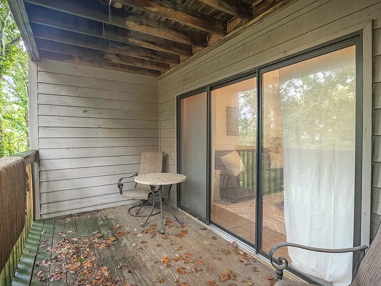 323 Edgewater Ln — Photo 14