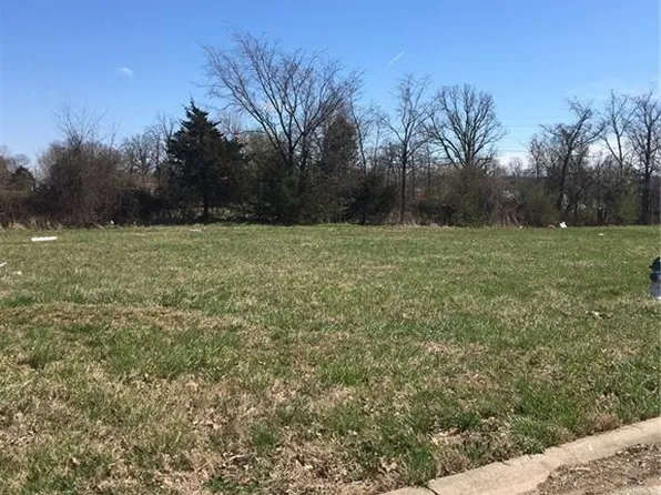 305 Estates Dr, Green Forest, AR 72638