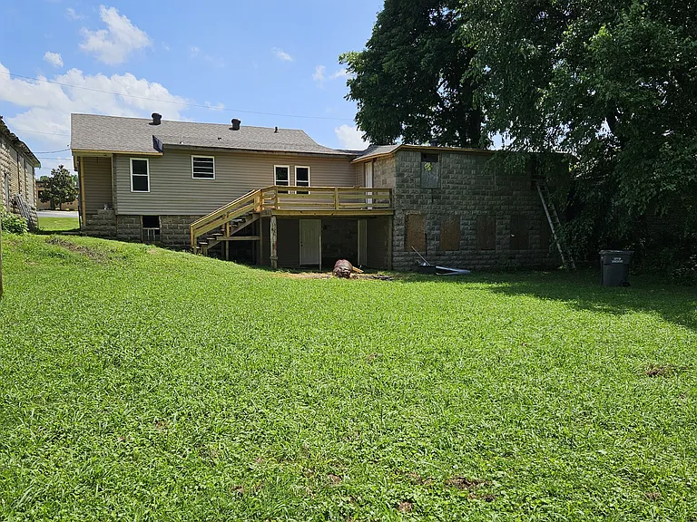 612 W Strawn Ave — Photo 14