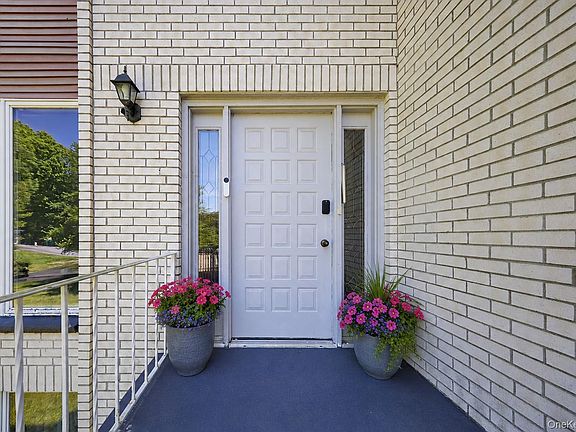 3rd image of 10 Schnabl Court