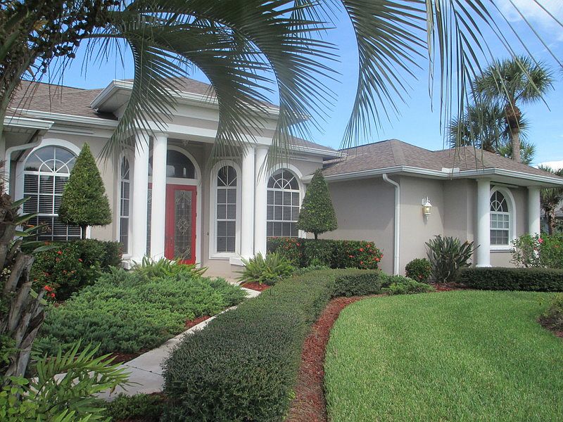 Front (1)
						:
						Professional landscaping