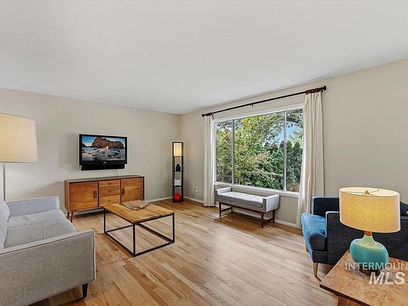 4th image of 2837 N Redway Rd