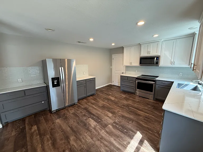 1003 W 3rd St — Photo 6