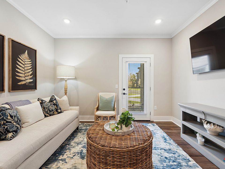 PGLakeland_Model_WEBSize-2