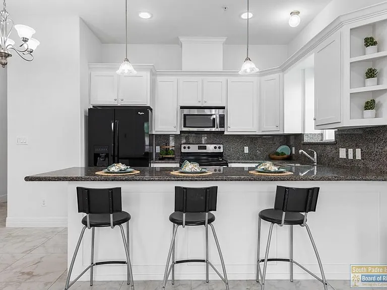110 E Retama St #4 — Photo 5
