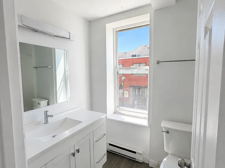 38 Ainslie St N #204 — Photo 4