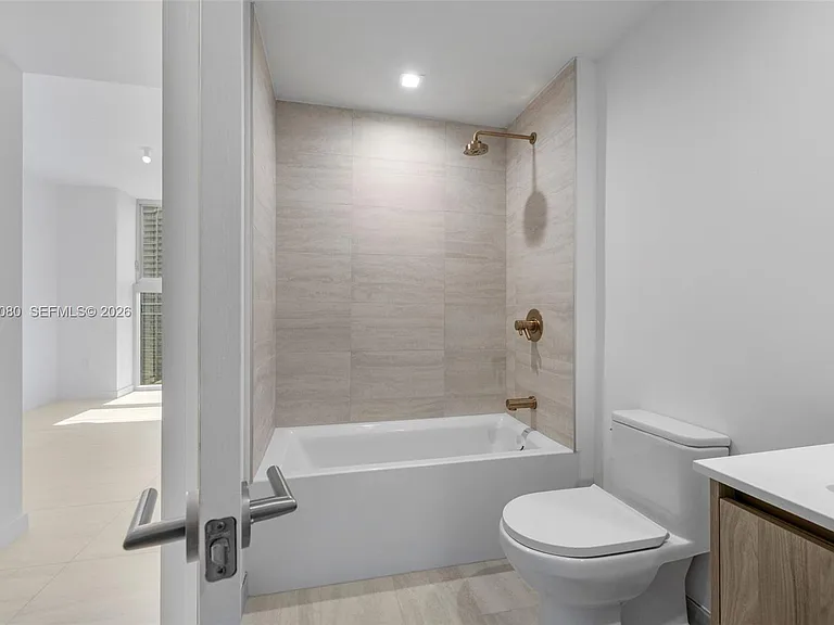 77 SE 5th St #Penthouse 01 — Photo 6