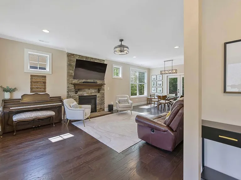 8425 Hobhouse Cir — Photo 11