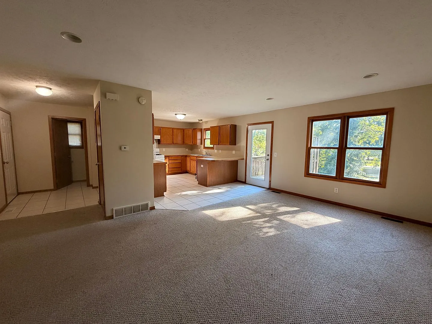 Charming 3 Bedroom - 3 Bathroom Duplex! — Photo 2