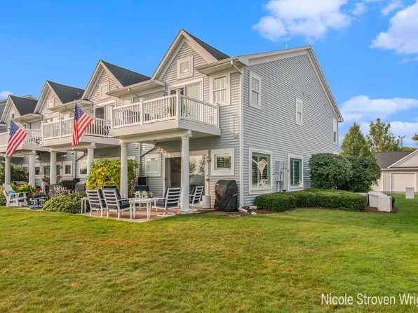 937 W Savidge St, Spring Lake, MI 49456