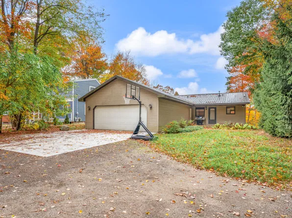 10833 Otahnagon Dr, Stanwood, MI 49346