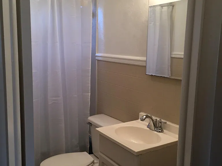 2408 E 8th St — Photo 10