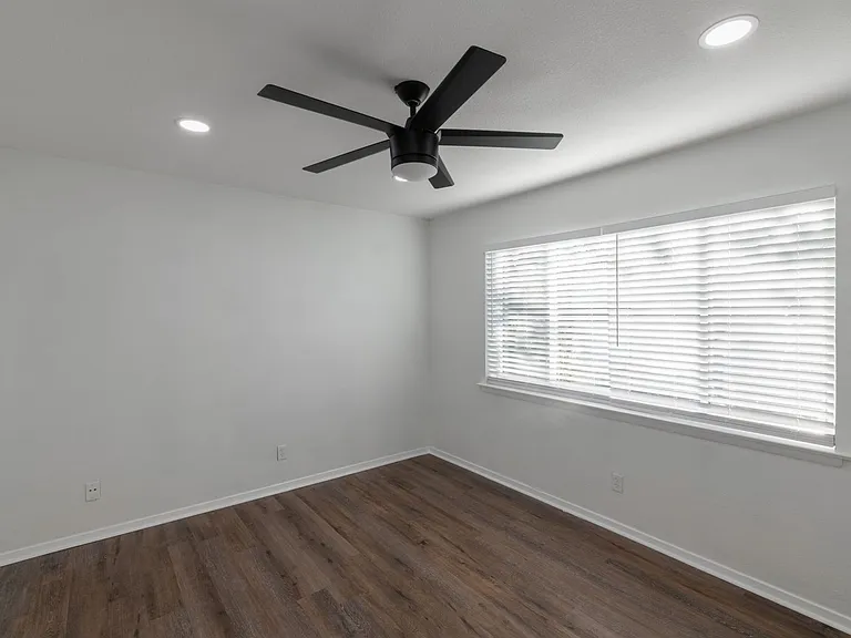 5921 Gaston Ave — Photo 9