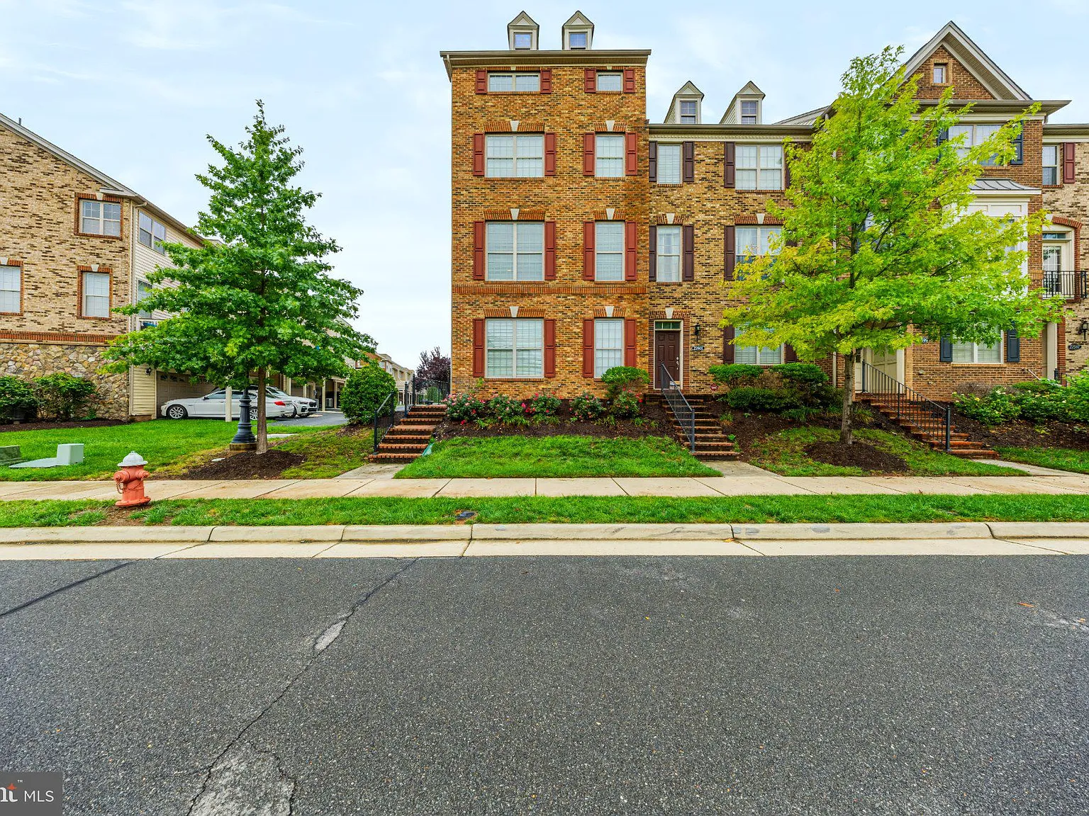5 bed, 4.5 bath, 2740 sqft, $3,700 — Photo 1