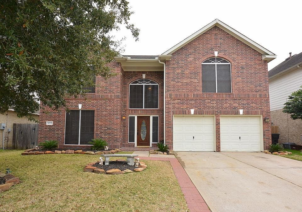 Welcome home to this large home in Brookside Court with pool!!