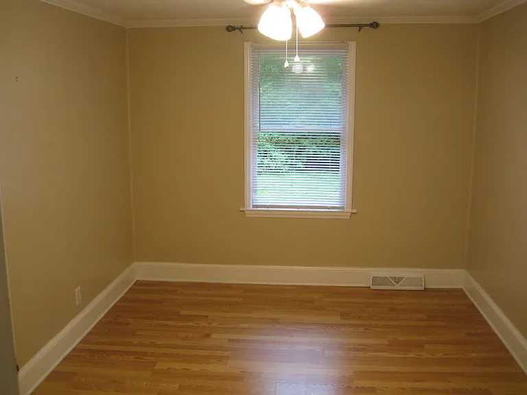 933 Chestnut Ln — Photo 6