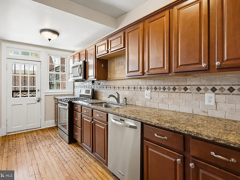 214 E University Pkwy — Photo 18