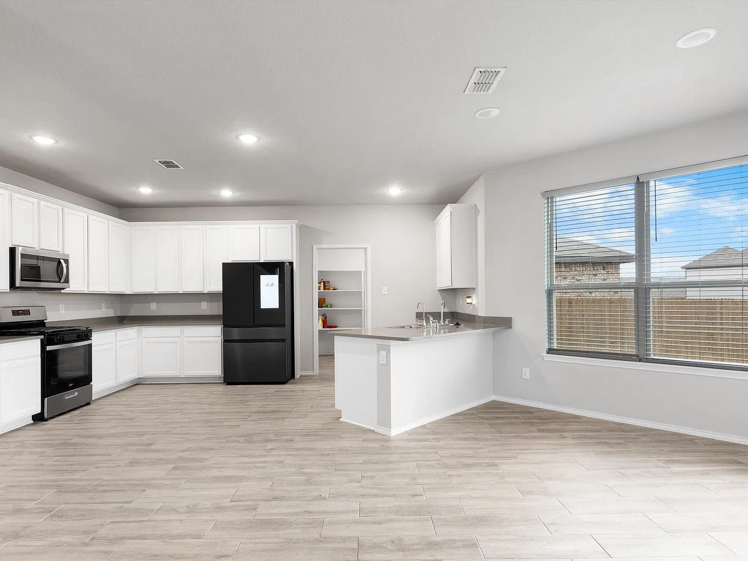 4 bed, 2.5 bath, 2602 sqft, $2,750 — Photo 4