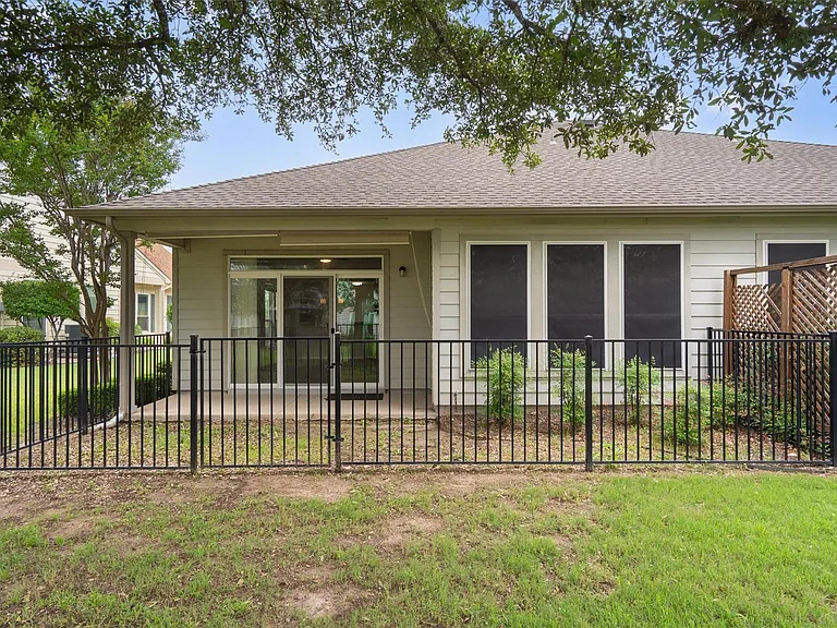 330 Portsmouth Dr — Photo 38