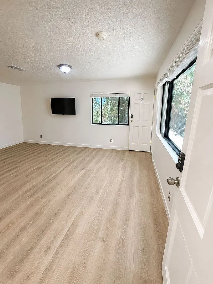 1823 Pelham Ave — Photo 1