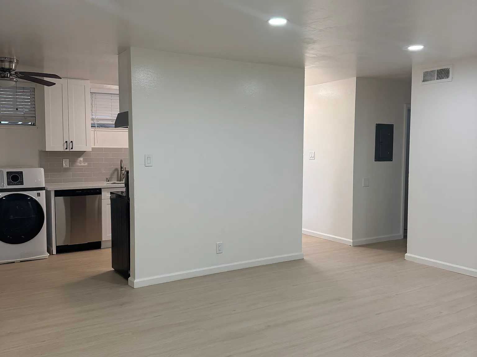 2 bed, 975 sqft, $3,300 — Photo 4