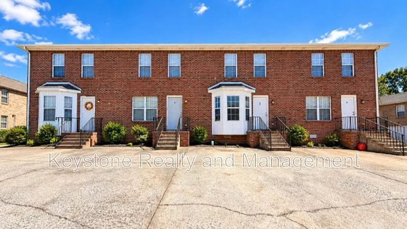 2 bed, 1.5 bath, 1000 sqft, $895 — Photo 1