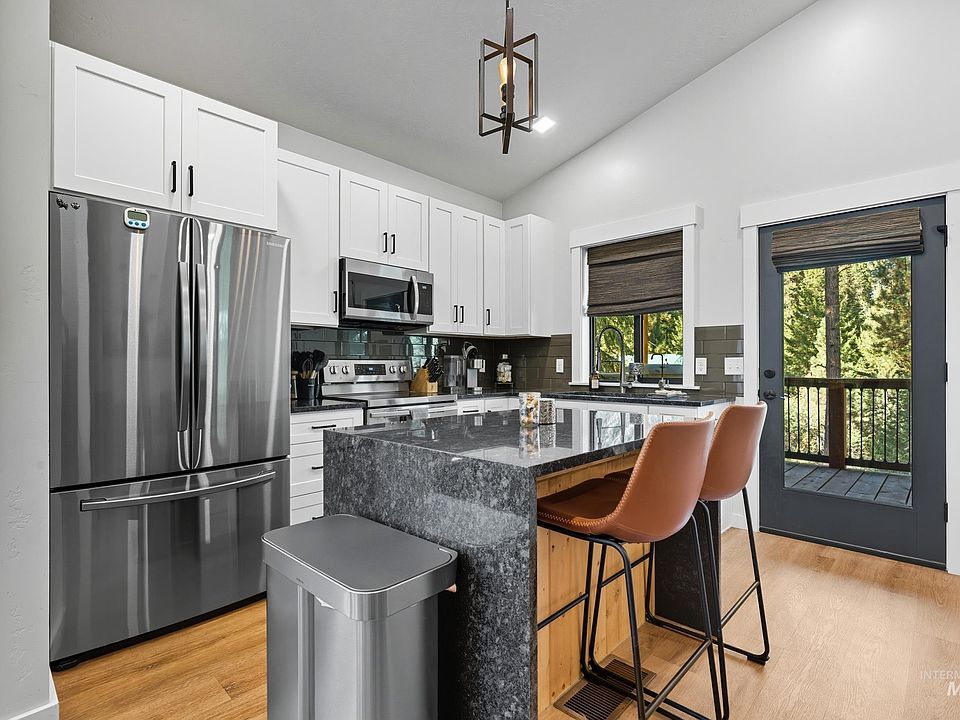 1st image of 24 Rainbow Rdg