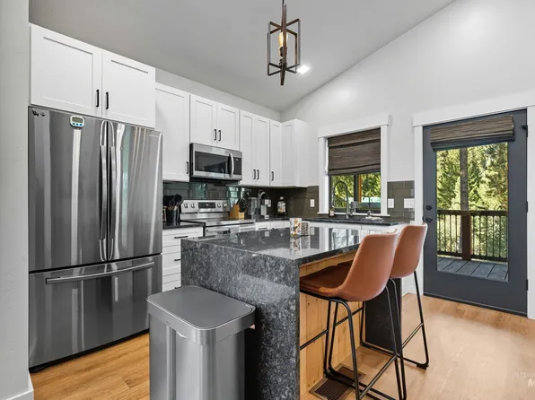 24 Rainbow Rdg, Garden Valley, ID 83622