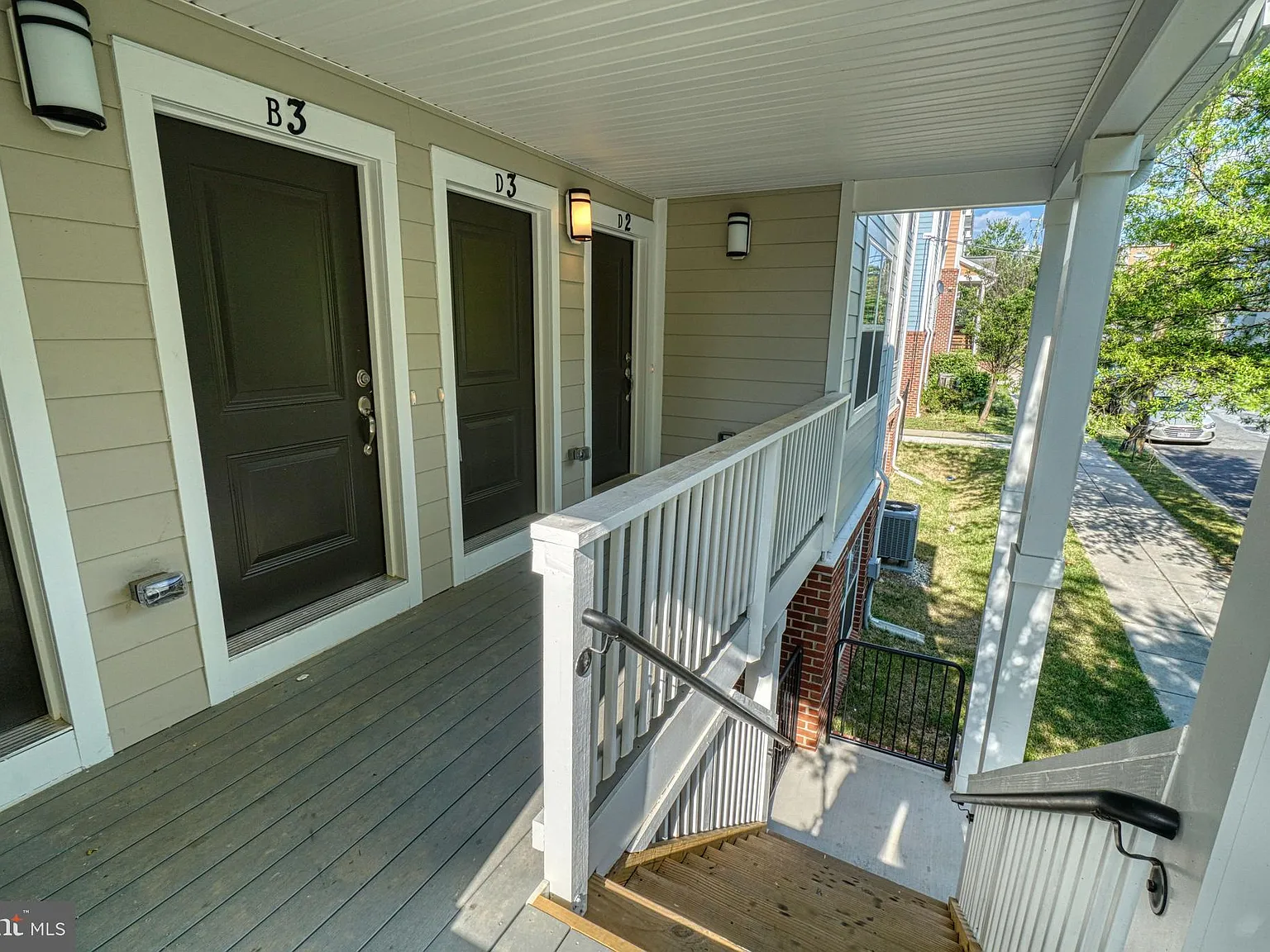 3 bed, 2.0 bath, 1000 sqft, $2,500 — Photo 2