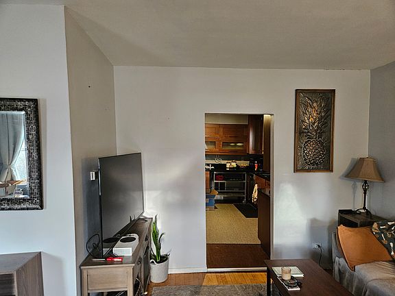 4th image of 530 Circle Ave