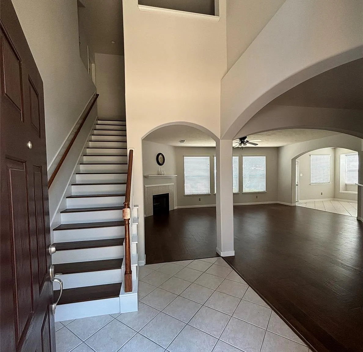 3 bed, 2.5 bath, 2707 sqft, $2,300 — Photo 2