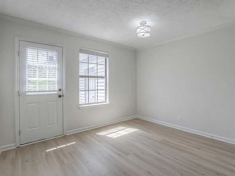 Brentwood Square Condominiums — Photo 9