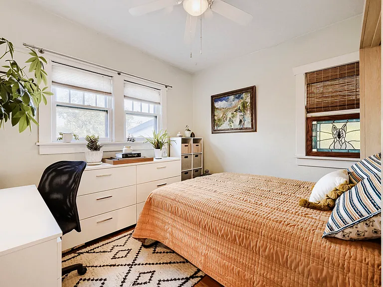 2nd Bedroom with Queen-Size Murphy Bed