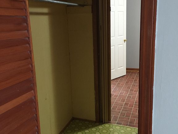 Closet between bedrooms