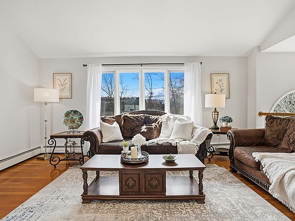 5th image of 366 Oak St