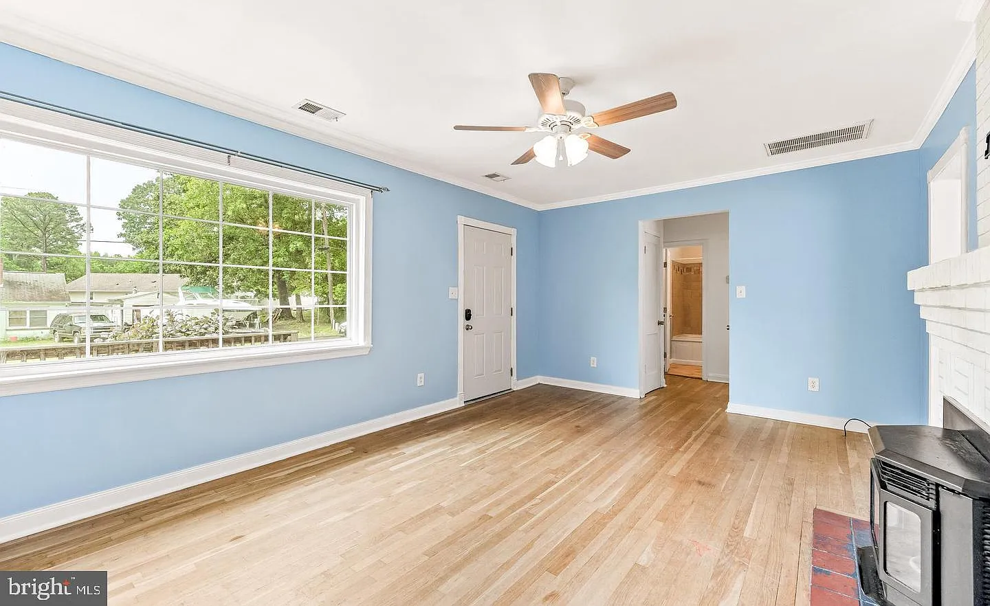 3 bed, 1.0 bath, 889 sqft, $2,000 — Photo 3