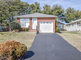 26 Magnolia Rd, Manahawkin, NJ 08050