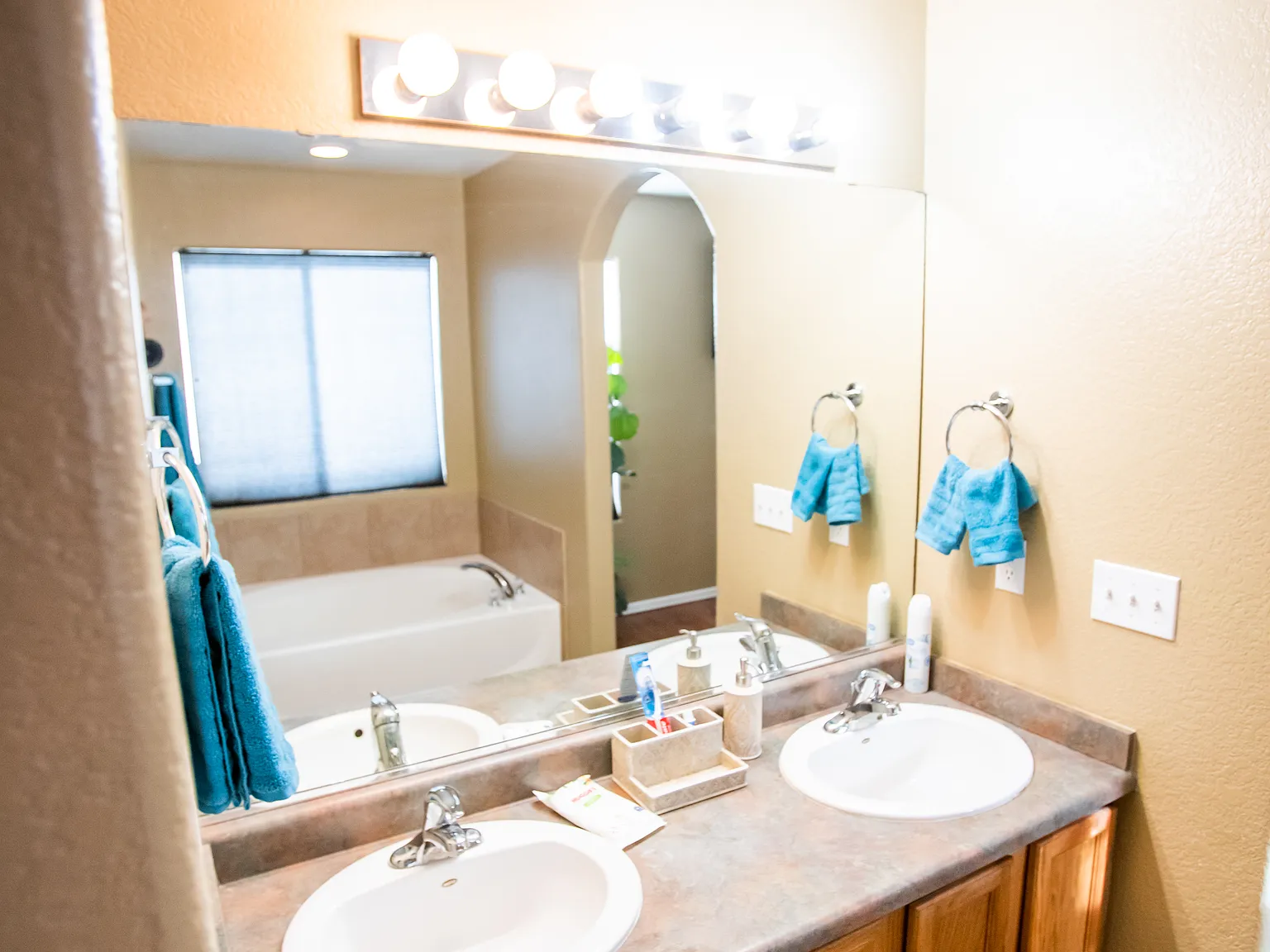 4 bed, 2058 sqft, $2,400 — Photo 2