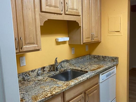 3rd image of 3961 Lyndhurst Dr APT 203