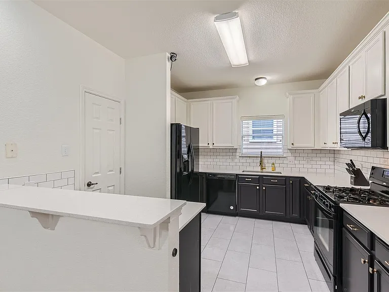 1717 Thompson Trl — Photo 9