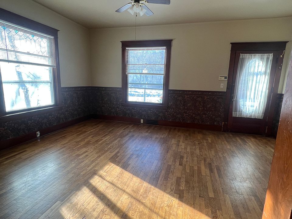 1st image of 805 1st St W