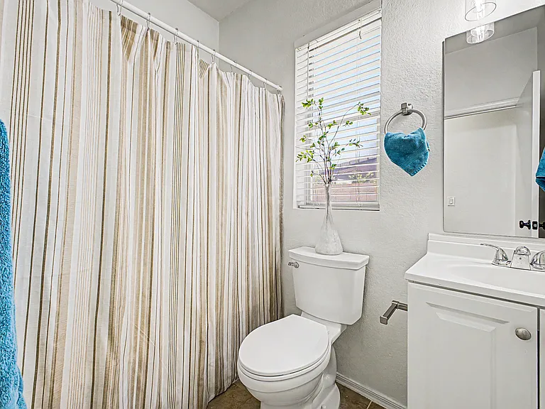 Main floor full bathroom
